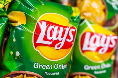 POZNAN, POL - 13 APR 2021: Lay 's patates cipsi paketleri, 1932' de kurulan ve 1965 'ten beri PepsiCo' nun sahip olduğu popüler Amerikan markası..