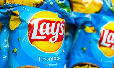 POZNAN, POL - 13 APR 2021: Lay 's patates cipsi paketleri, 1932' de kurulan ve 1965 'ten beri PepsiCo' nun sahip olduğu popüler Amerikan markası..