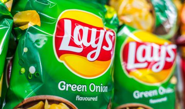 POZNAN, POL - 13 APR 2021: Lay 's patates cipsi paketleri, 1932' de kurulan ve 1965 'ten beri PepsiCo' nun sahip olduğu popüler Amerikan markası..