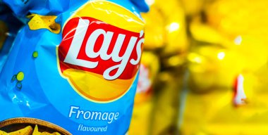 POZNAN, POL - 13 APR 2021: Lay 's patates cipsi paketleri, 1932' de kurulan ve 1965 'ten beri PepsiCo' nun sahip olduğu popüler Amerikan markası..