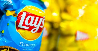 POZNAN, POL - 13 APR 2021: Lay 's patates cipsi paketleri, 1932' de kurulan ve 1965 'ten beri PepsiCo' nun sahip olduğu popüler Amerikan markası..
