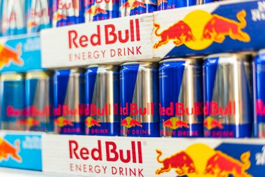 POZNAN, POL - 13 APR 2021: Red Bull enerji içeceği kutuları indirimli bir mağazaya kondu