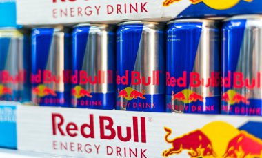 POZNAN, POL - 13 APR 2021: Red Bull enerji içeceği kutuları indirimli bir mağazaya kondu