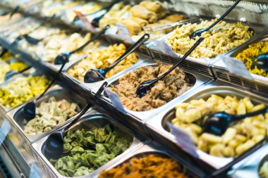 Süpermarkette satışa sunulan gıda ürünlerini yemeye hazır.