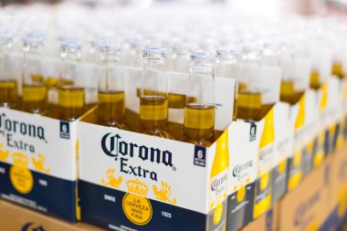 POZNAN, POL - 13 APR 2021: 6 paket Corona birası bir süpermarkette satışa sunuldu