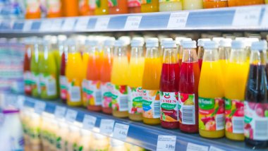 POZNAN, POL - 13 APR 2021: Ticari bir buzdolabında satışa sunulan çeşitli soğuk içecek ürünleri