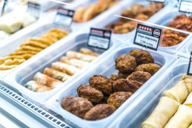 POZNAN, POL - 13 APR 2021: Bir süpermarkette satışa sunulan gıda ürünlerini yemeye hazır