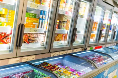 POZNAN, POL - 13 APR 2021: Ticari bir buzdolabında satışa sunulan gıda ürünleri