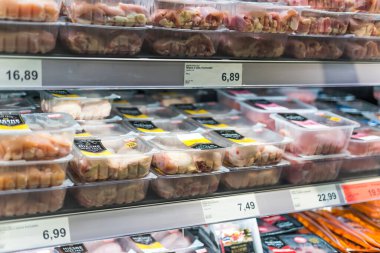 POZNAN, POL - 13 APR 2021: Bir süpermarket ticari buzdolabında satılık et ürünleri