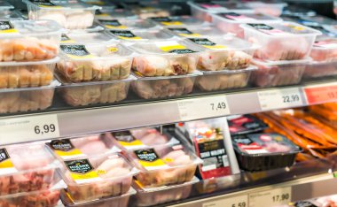 POZNAN, POL - 13 APR 2021: Bir süpermarket ticari buzdolabında satılık et ürünleri