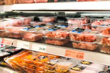 POZNAN, POL - 13 APR 2021: Bir süpermarket ticari buzdolabında satılık et ürünleri