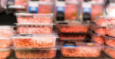 Marketin ticari buzdolabında satılığa çıkarılan et ürünleri