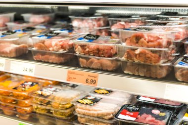 POZNAN, POL - 13 APR 2021: Bir süpermarket ticari buzdolabında satılık et ürünleri