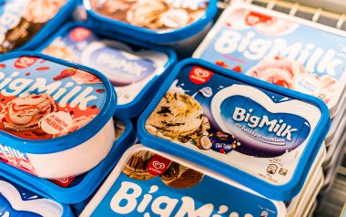 POZNAN, POL - 13 APR 2021: Ticari bir buzdolabında satışa sunulan Cezayirli dondurma ürünleri