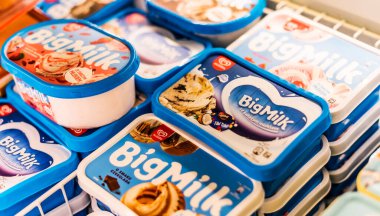 POZNAN, POL - 13 APR 2021: Ticari bir buzdolabında satışa sunulan Cezayirli dondurma ürünleri