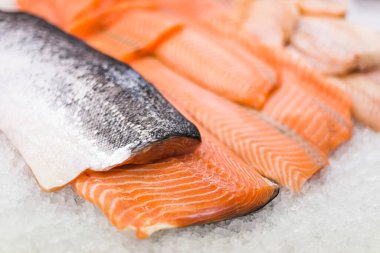 Taze balık filetosu süpermarketin buzdolabında satışa sunuldu.