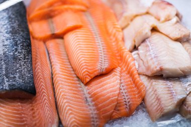 Taze balık filetosu süpermarketin buzdolabında satışa sunuldu.