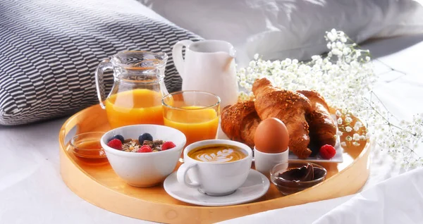 Tablett Mit Frühstück Auf Dem Bett Hotelzimmer — Stockfoto