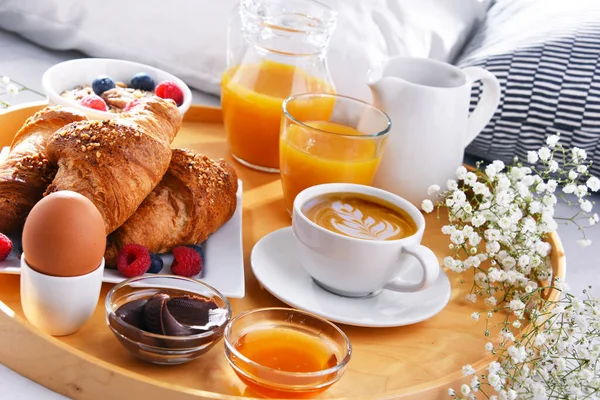 Tablett Mit Frühstück Auf Dem Bett Hotelzimmer — Stockfoto