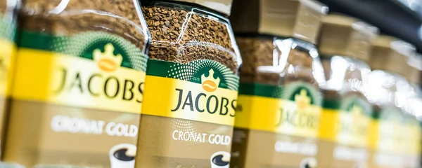 POZNAN, POL - 13 APR 2021: Jacobs 'un hazır kahve konteynerleri bir süpermarkette satışa sunuldu