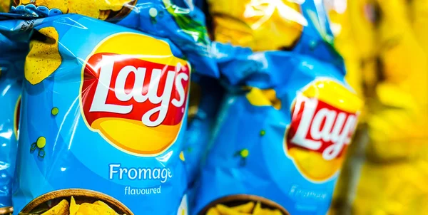 POZNAN, POL - 13 APR 2021: Lay 's patates cipsi paketleri, 1932' de kurulan ve 1965 'ten beri PepsiCo' nun sahip olduğu popüler Amerikan markası..