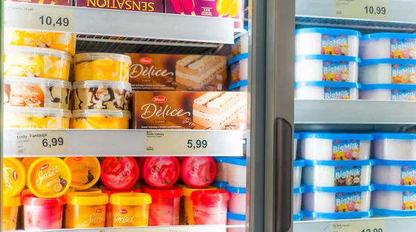 Познан Пол Апр 2021 Продукты Мороженого Выставлены Продажу Коммерческом Холодильнике — стоковое фото