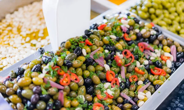 Čerstvé Olivy Nabízené Prodeji Supermarketu — Stock fotografie
