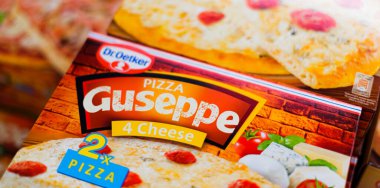 POZNAN, POL - 13 APR 2021: Süpermarket ticari buzdolabında Pizza Guseppe Dr. Oetker