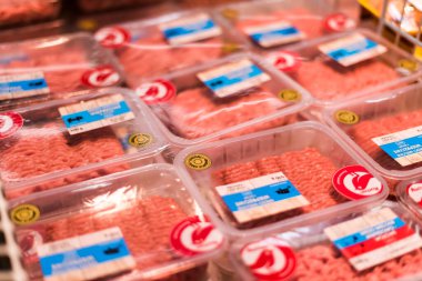 POZNAN, POL - 28 APR 2021: Bir süpermarket ticari buzdolabında satılık et ürünleri