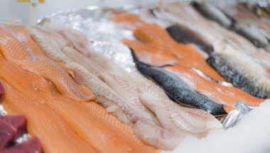 Taze balık filetosu süpermarketin buzdolabında satışa sunuldu.