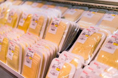 POZNAN, POL - 28 APR 2021: Peynir bir süpermarketin mandırasında satışa sunuldu 