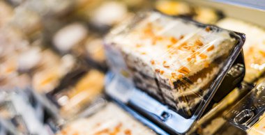 Bir süpermarkette satışa sunulan şekerleme ürünleri