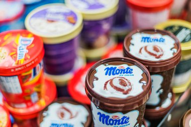 POZNAN, POL - 28 APR 2021: Ticari bir buzdolabında satışa sunulan dondurma ürünleri