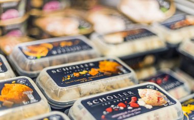 POZNAN, POL - 28 APR 2021: Okul dondurma ürünleri ticari bir buzdolabında satışa sunuldu