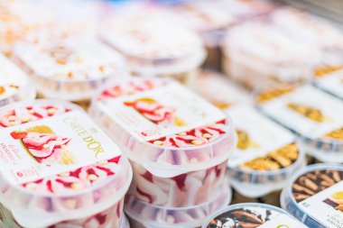 POZNAN, POL - 28 APR 2021: Ticari bir buzdolabında satışa sunulan Cezayirli dondurma ürünleri