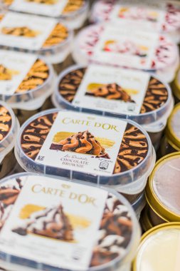 POZNAN, POL - 28 APR 2021: Ticari bir buzdolabında satışa sunulan Cezayirli dondurma ürünleri