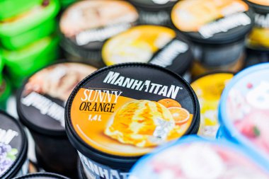 POZNAN, POL - 28 APR 2021: Manhattan dondurmaları ticari bir buzdolabında satışa sunuldu