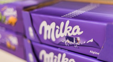 POZNAN, POL - 28 APR 2021: Milka çikolataları indirimli bir mağazada satışa sunuldu
