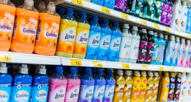 POZNAN, POLAND - 28 Nisan 2021: Bir süpermarkette satışa sunulan sıvı kumaş yumuşatıcıları şişeleri