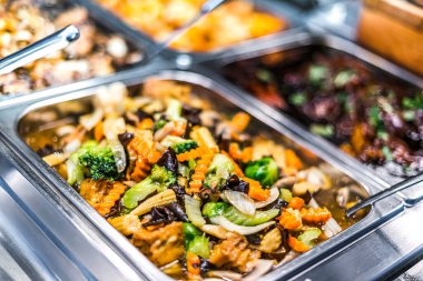 Avrupa 'daki bir alışveriş merkezinde geleneksel Asya yemekleri satılıyor.