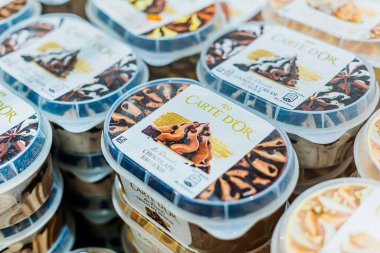 POZNAN, POL - 28 APR 2021: Ticari bir buzdolabında satışa sunulan Cezayirli dondurma ürünleri