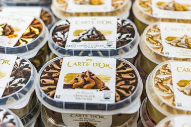 POZNAN, POL - 28 APR 2021: Ticari bir buzdolabında satışa sunulan Cezayirli dondurma ürünleri