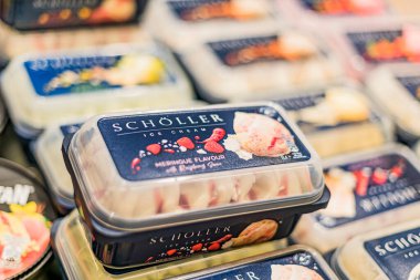 POZNAN, POL - 28 APR 2021: Okul dondurma ürünleri ticari bir buzdolabında satışa sunuldu