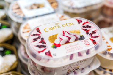 POZNAN, POL - 28 APR 2021: Ticari bir buzdolabında satışa sunulan Cezayirli dondurma ürünleri