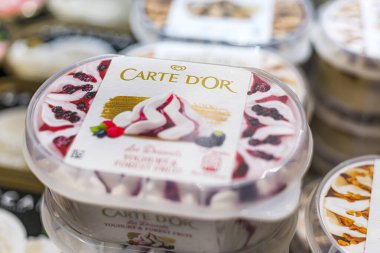 POZNAN, POL - 28 APR 2021: Ticari bir buzdolabında satışa sunulan Cezayirli dondurma ürünleri