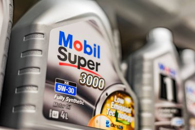 POZNAN, POL - 28 APR 2021: Mobil Süper motor yağı mağazada satışa sunuldu