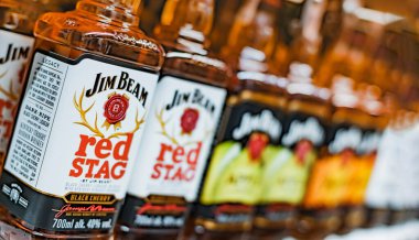 POZNAN, POL - 28 APR 2021: Jim Beam Red Stag şişeleri süpermarkette satışa sunuldu