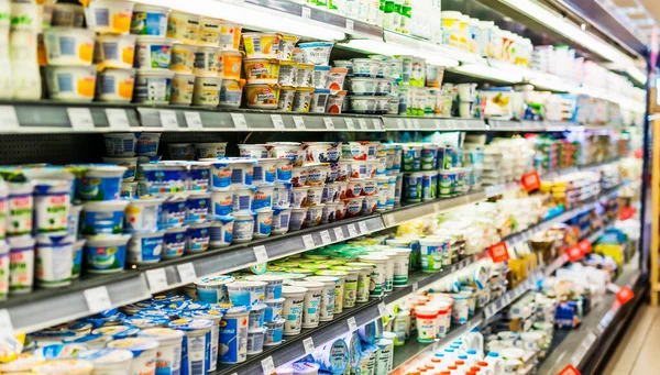 POZNAN, POL - 13 APR 2021: Ticari bir buzdolabında satışa sunulan gıda ürünleri