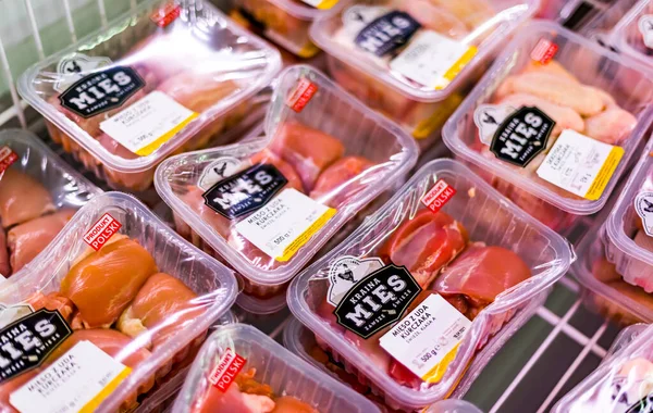 POZNAN, POL - 13 APR 2021: Bir süpermarket ticari buzdolabında satılık et ürünleri