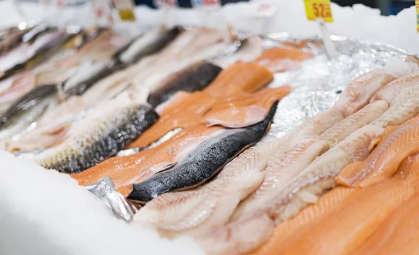 Taze balık filetosu süpermarketin buzdolabında satışa sunuldu.